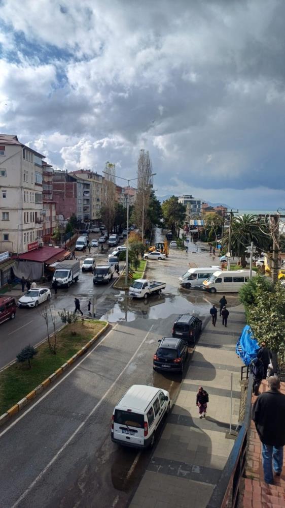 Tirebolu'da deniz taştı, ilçe merkezini su bastı - Resim : 1