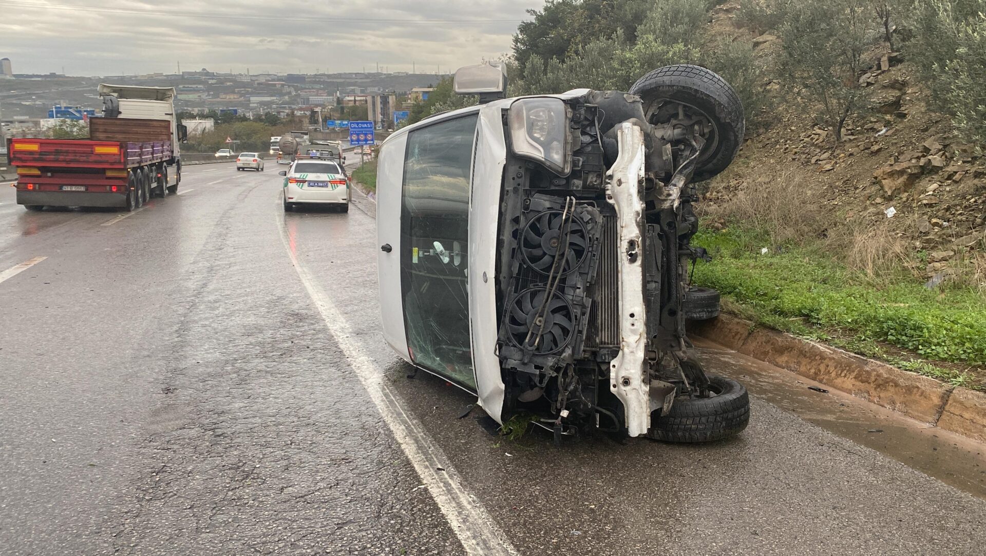 İşçi servisi devrildi : 9 yaralı - Resim : 1