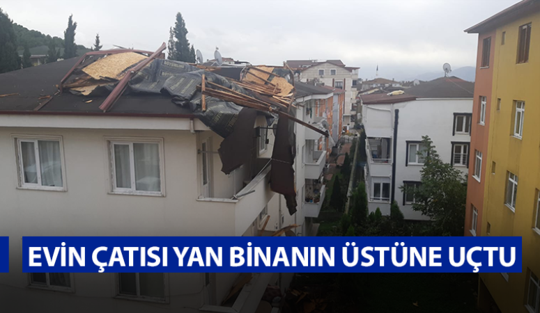 Evin çatısı yan binanın üzerine uçtu