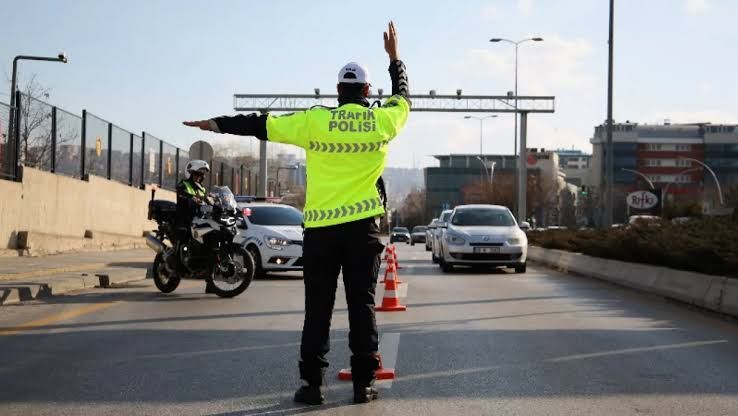 Trafikte tehlikeli hareketler yapan motosikletliye 7 bin lira ceza