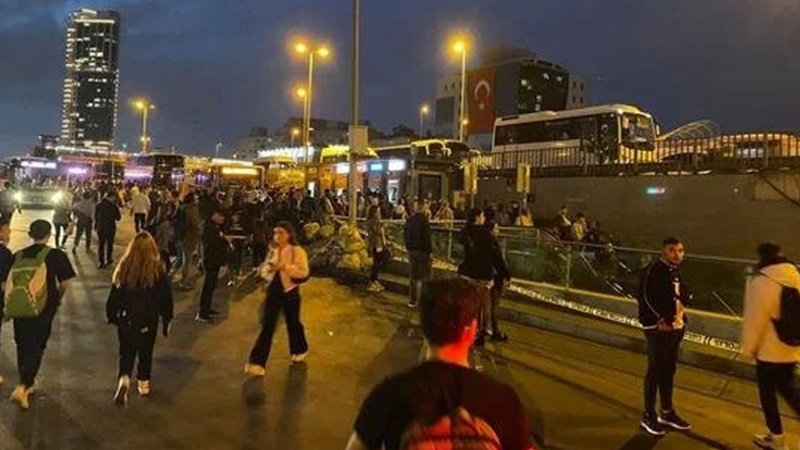 Şişli'deki Mecidiyeköy metrobüs durağında