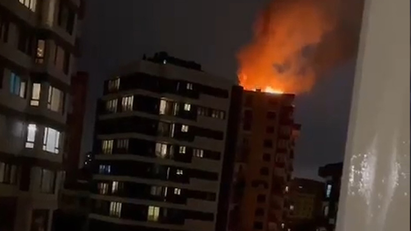 Kadıköy’de 14 katlı binaya yıldırım düştü