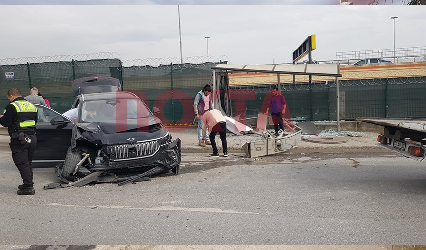 Durağa dalan TOGG parçalandı: 1 yaralı - Resim : 2