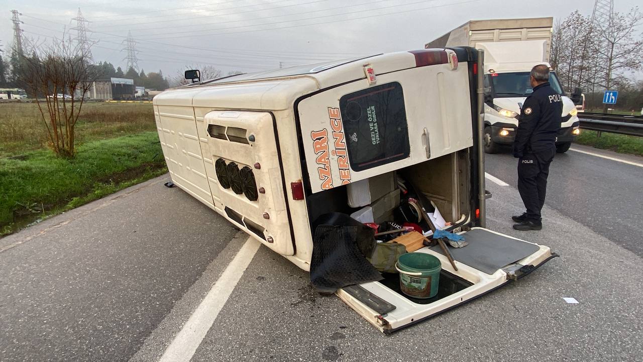 Otomobil yolcu minibüsüne çarptı, ortalık savaş alanına döndü: 17 yaralı - Resim : 5