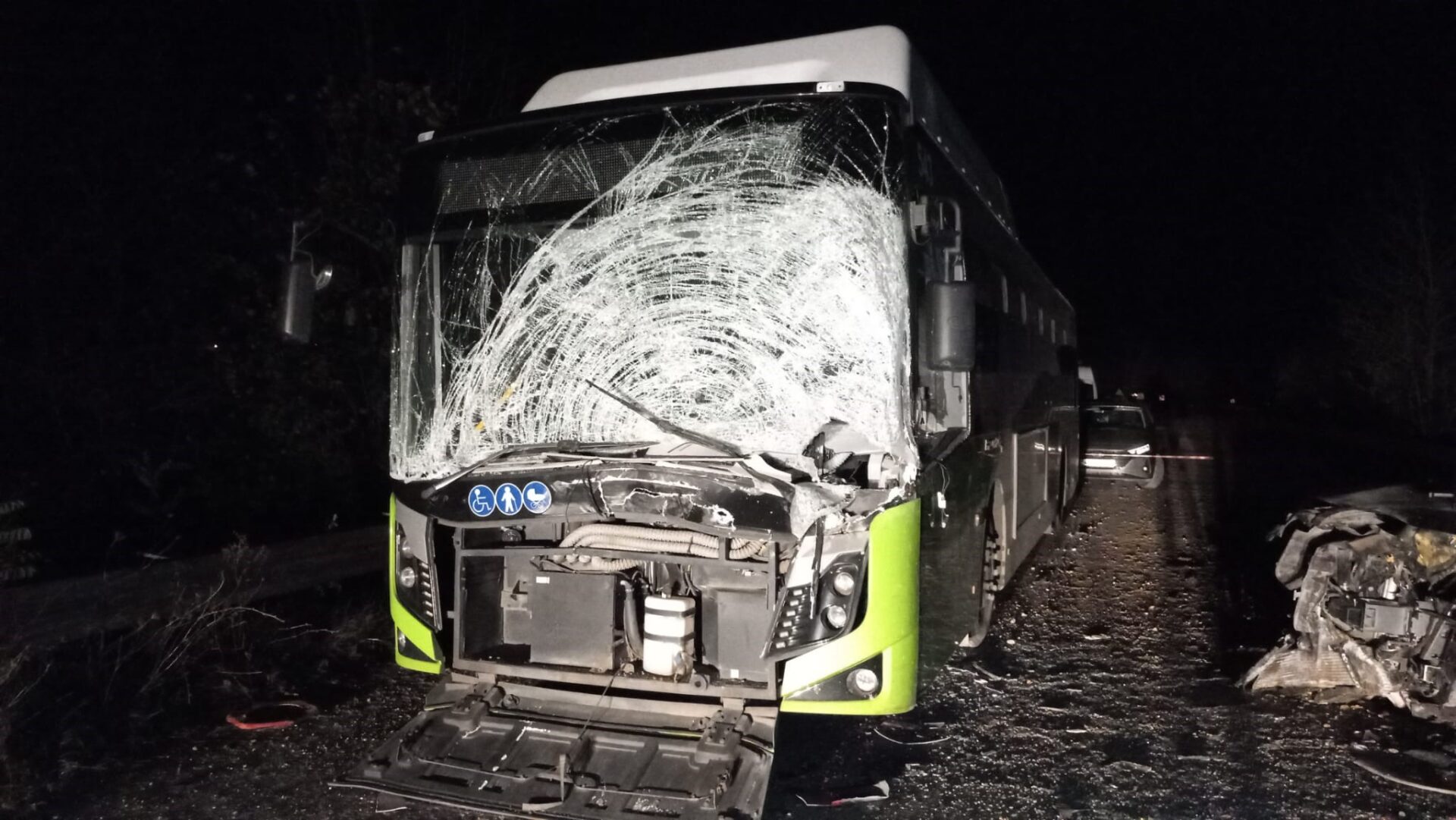 Kandıra yolunda belediye otobüsü kaza yaptı - Resim : 1