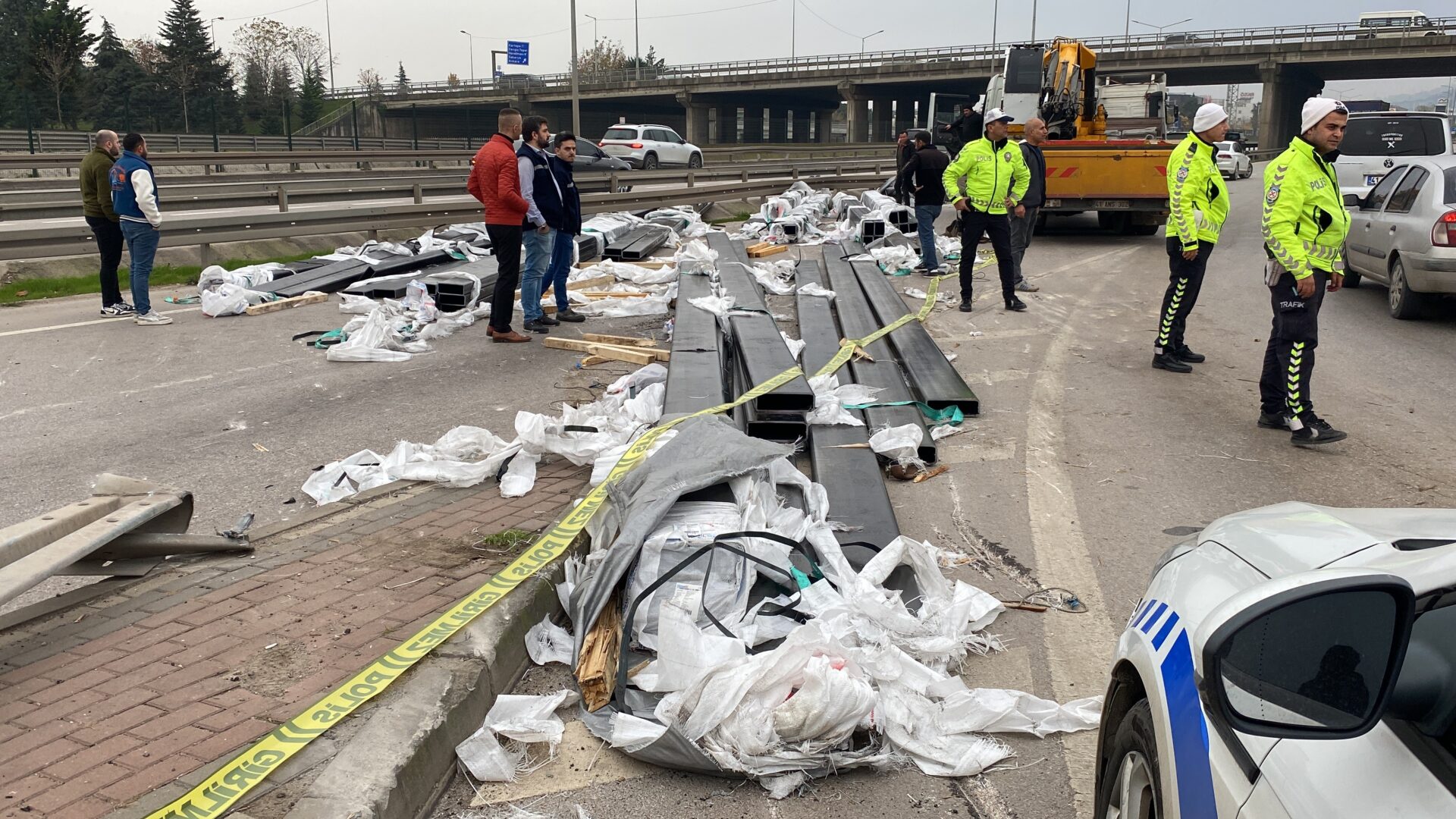 TIR virajı alamadı, faciadan dönüldü - Resim : 2