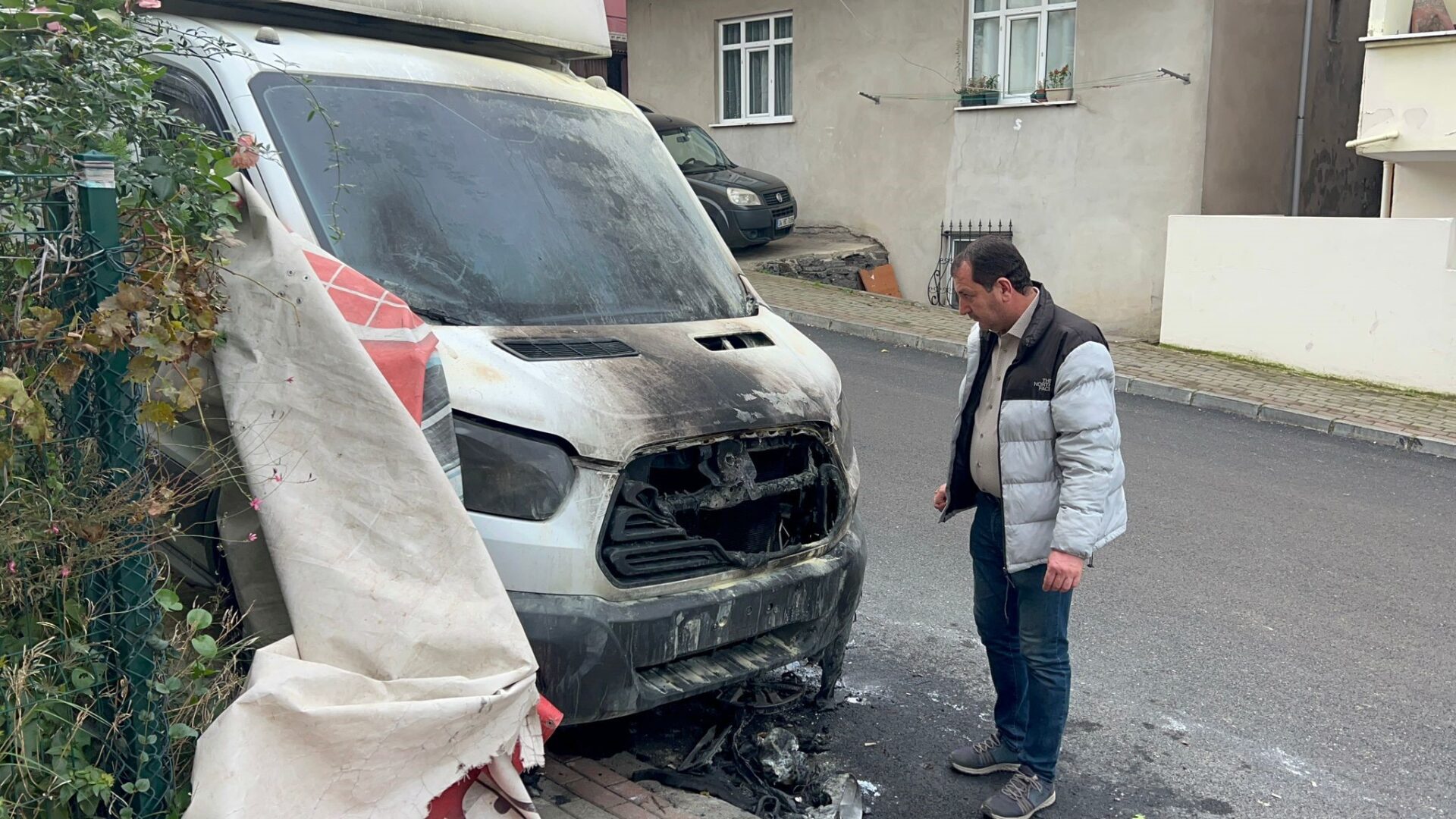 Kocaeli Haber- Gebze'de plaka yüzünden aracını kundakladılar - Resim : 3