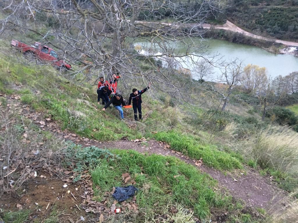 Kocaeli haber- Körfez'de aracıyla 100 metre uçurumdan aşağı uçtu - Resim : 1