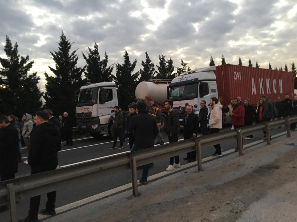 Kocaeli haber - TEM'de yürekler ağıza geldi! Tırın damperi koptu - Resim : 4