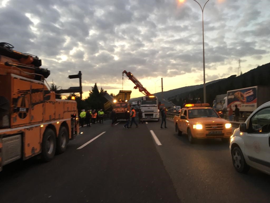 Kocaeli haber - TEM'de yürekler ağıza geldi! Tırın damperi koptu - Resim : 1