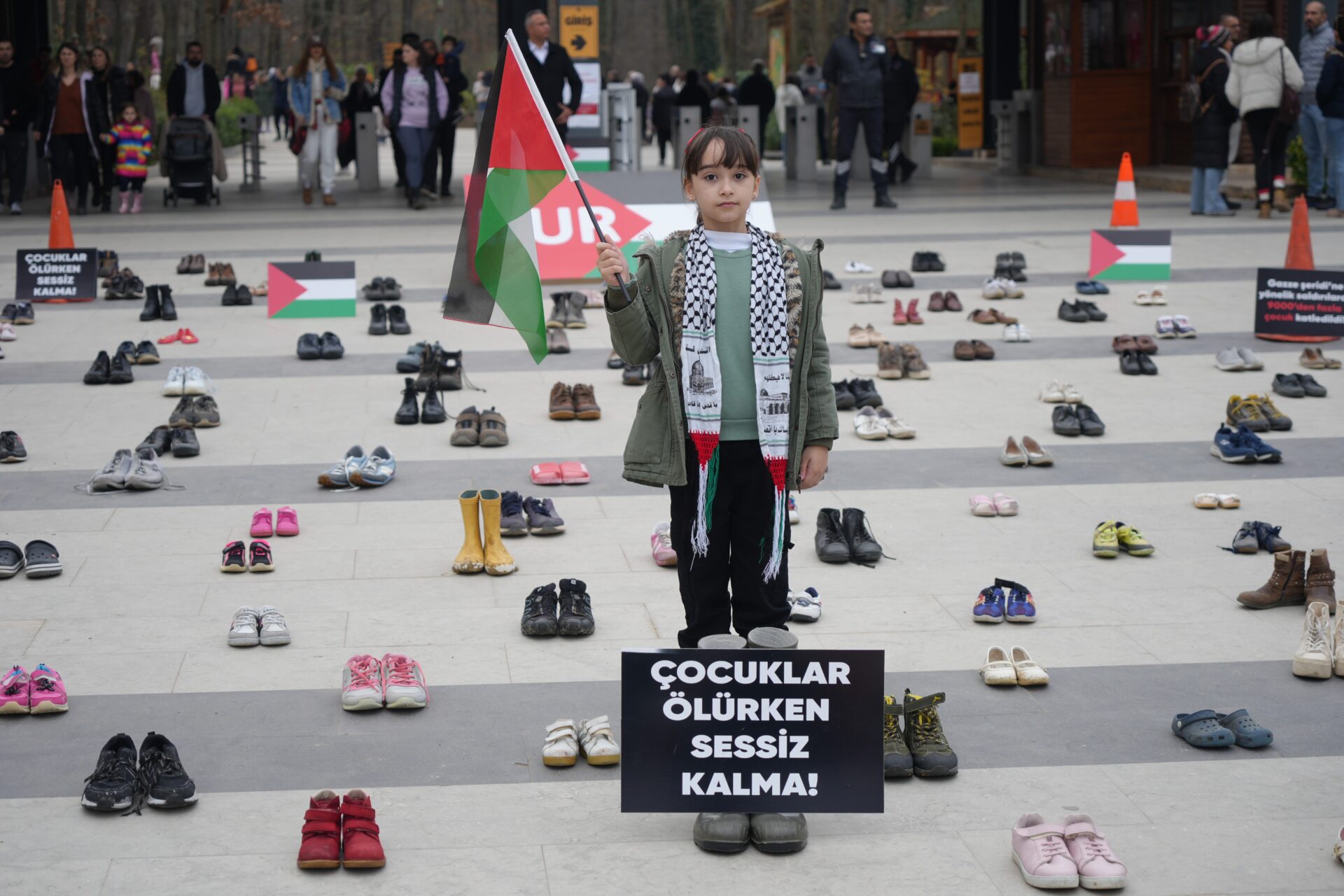 Gazze'de öldürülen çocuklar için 'Sessiz ayakkabı nöbeti' - Resim : 1