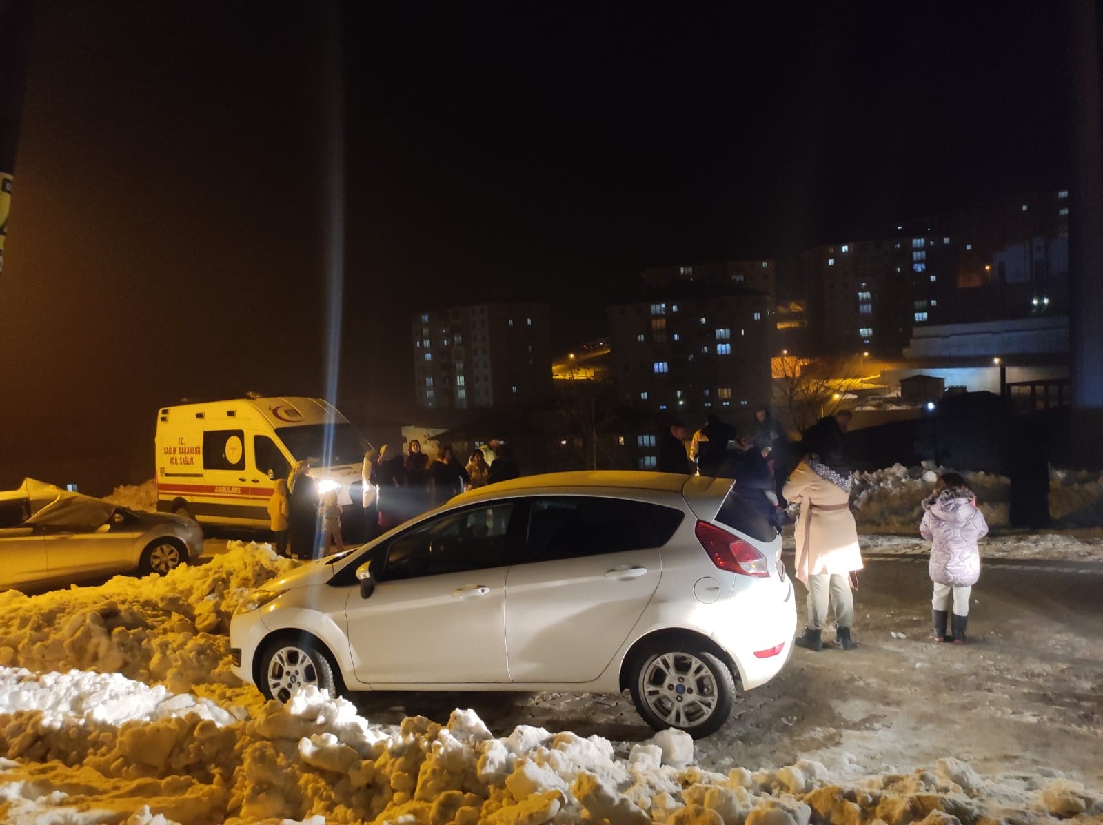 Yeni yıl akşamında ardı ardına üç deprem: Halk sokağa döküldü - Resim : 4