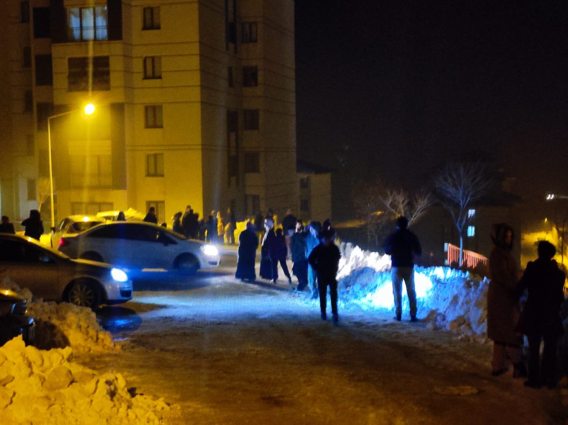 Yeni yıl akşamında ardı ardına üç deprem: Halk sokağa döküldü - Resim : 2