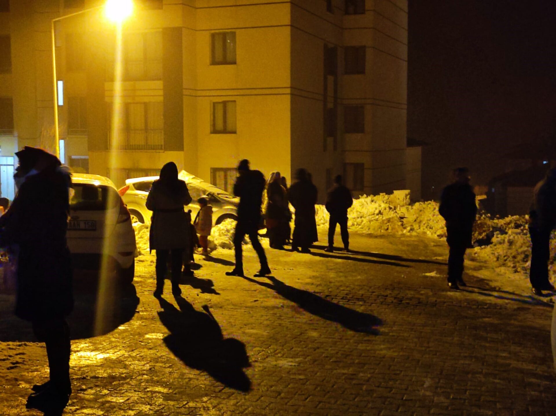 Yeni yıl akşamında ardı ardına üç deprem: Halk sokağa döküldü - Resim : 3