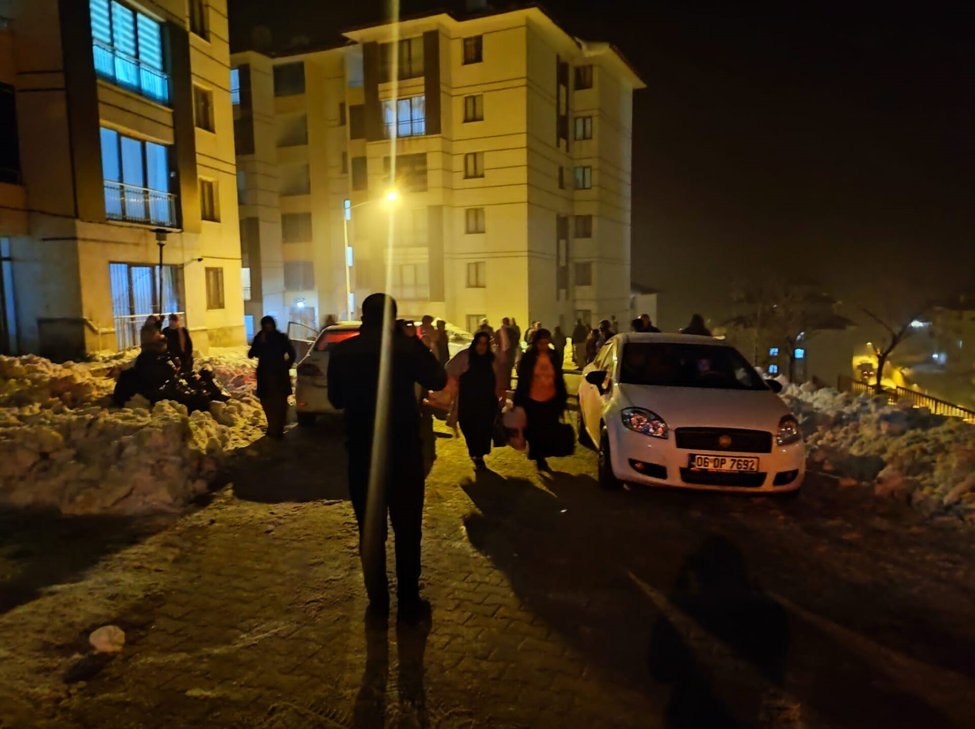 Yeni yıl akşamında ardı ardına üç deprem: Halk sokağa döküldü - Resim : 1