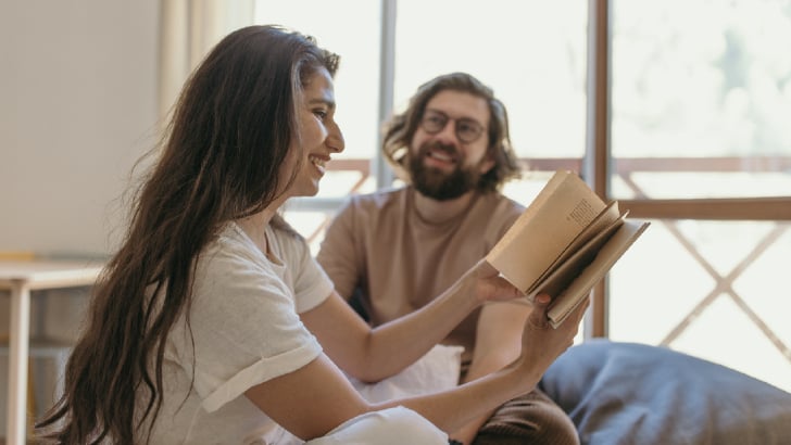 Akrep Erkeği ile Kova Kadını Uyumu Nasıldır, Anlaşabilirler Mi?