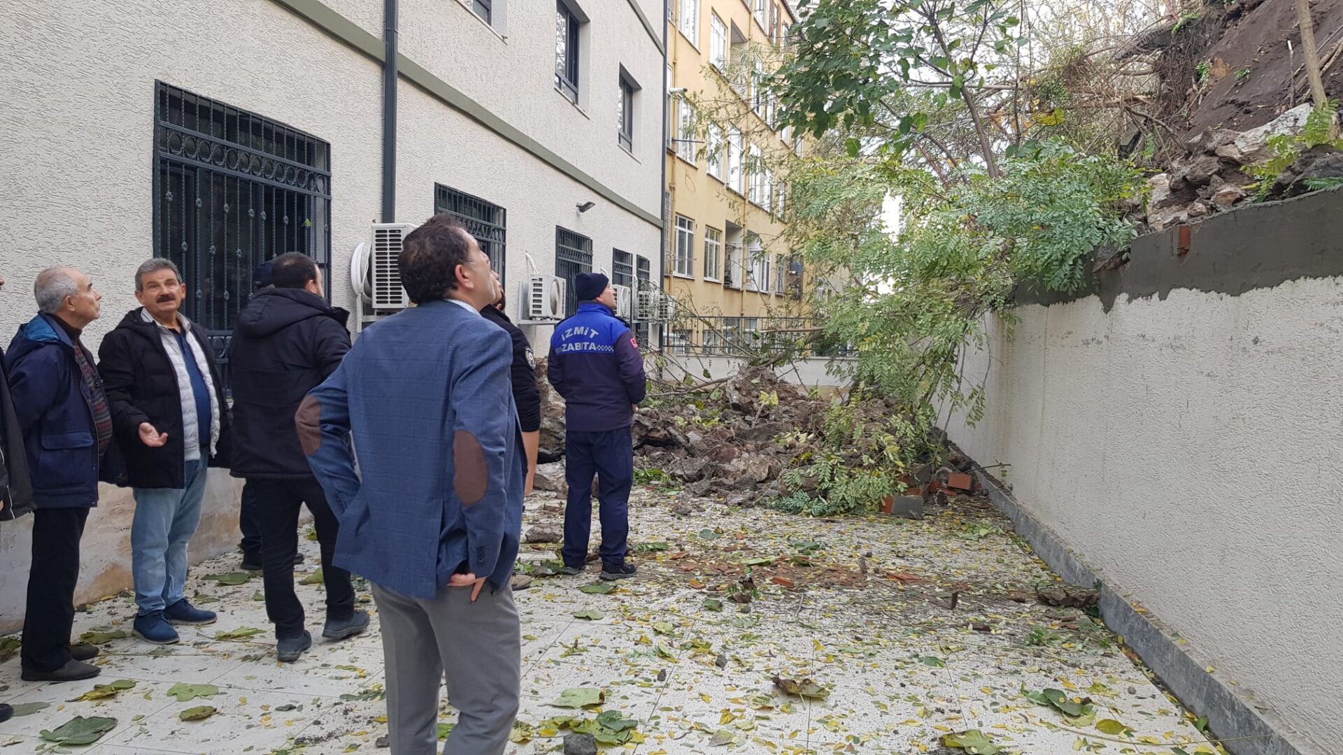 İzmit dökülüyor! İstinat duvarı çöktü - Resim : 1