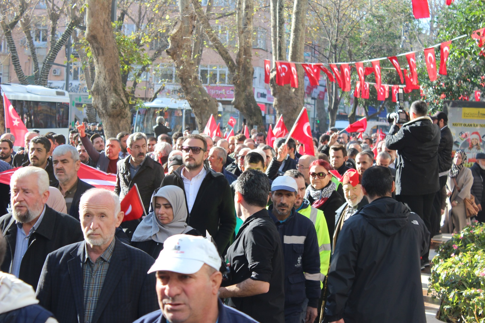 Binlerce kişi Türk Bayrakları ile yürüdü... Kocaeli teröre karşı tek yürek! - Resim : 10