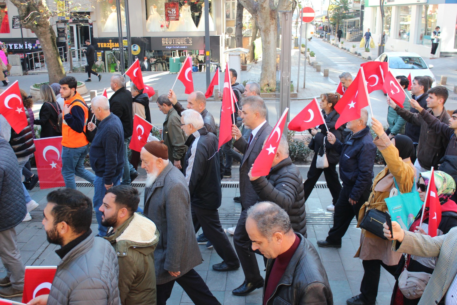 Binlerce kişi Türk Bayrakları ile yürüdü... Kocaeli teröre karşı tek yürek! - Resim : 13