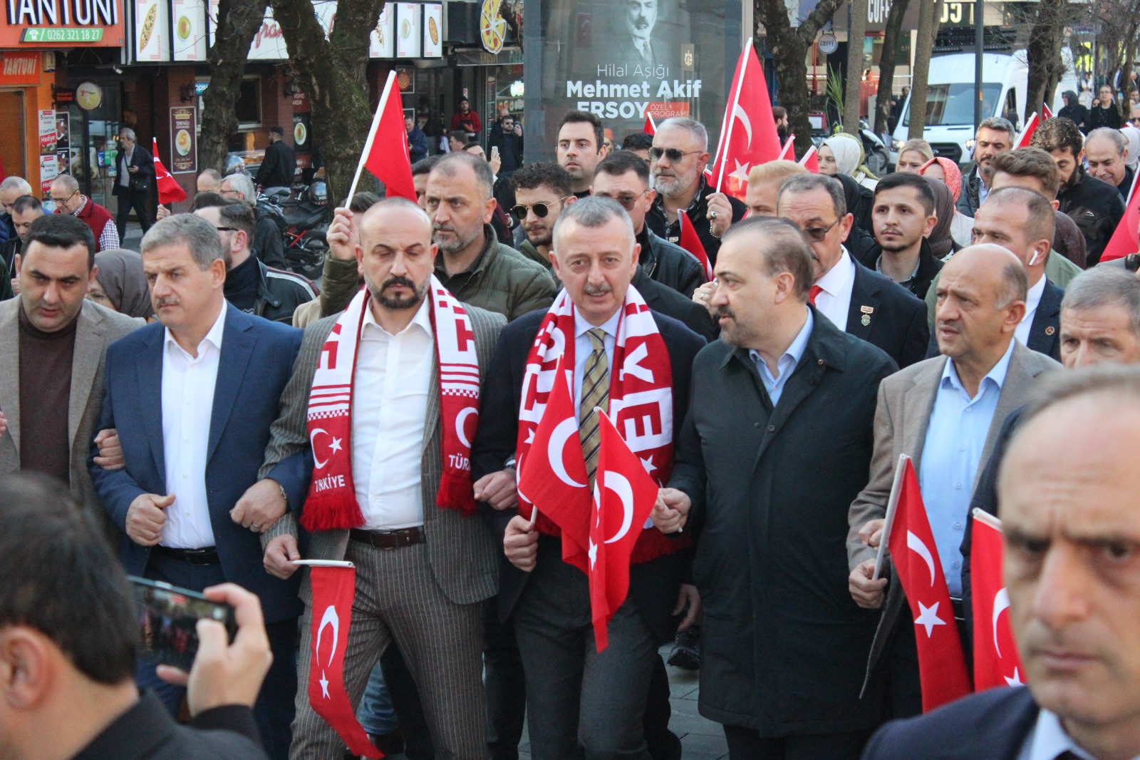 Binlerce kişi Türk Bayrakları ile yürüdü... Kocaeli teröre karşı tek yürek! - Resim : 17