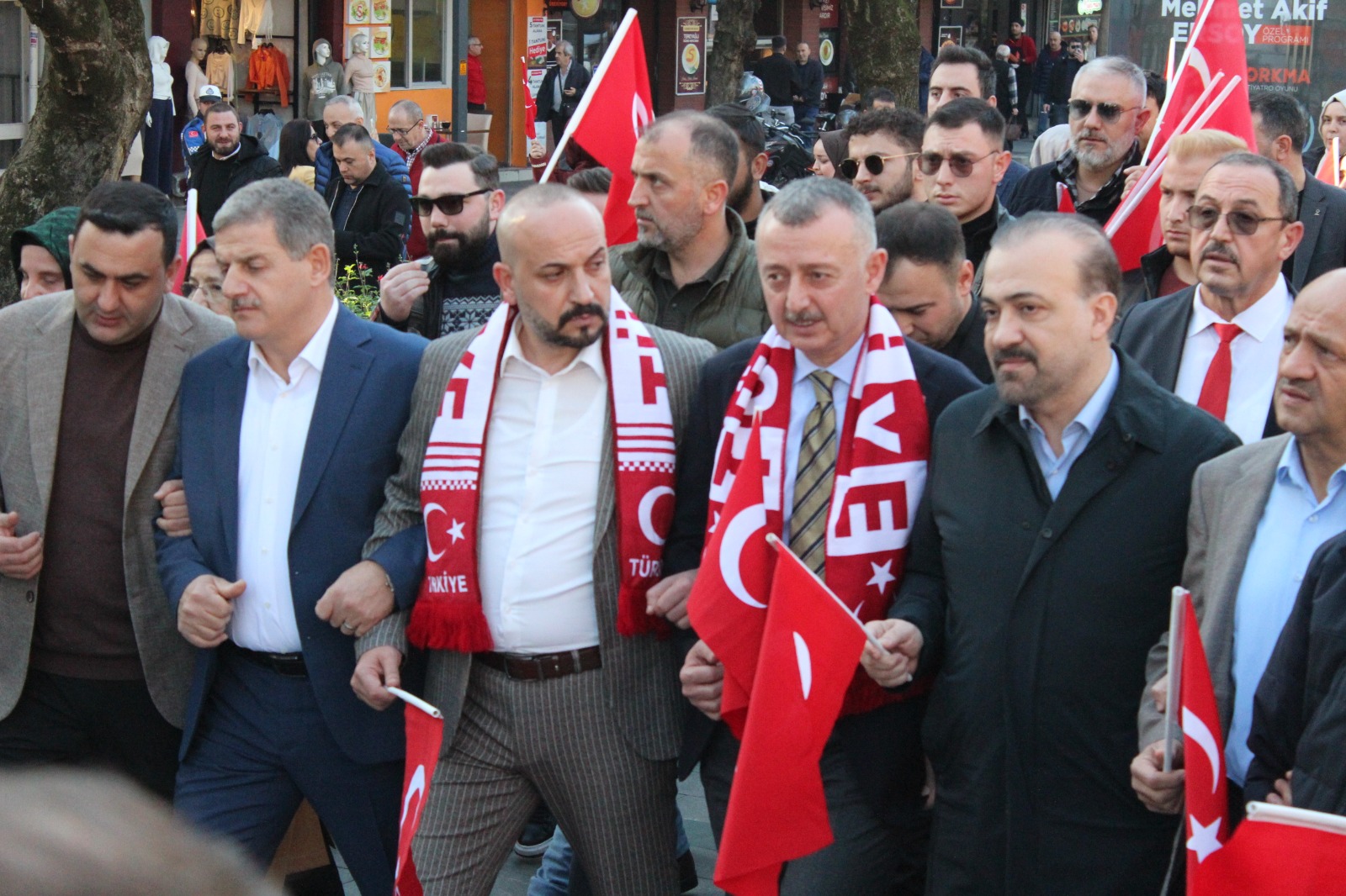 Binlerce kişi Türk Bayrakları ile yürüdü... Kocaeli teröre karşı tek yürek! - Resim : 18