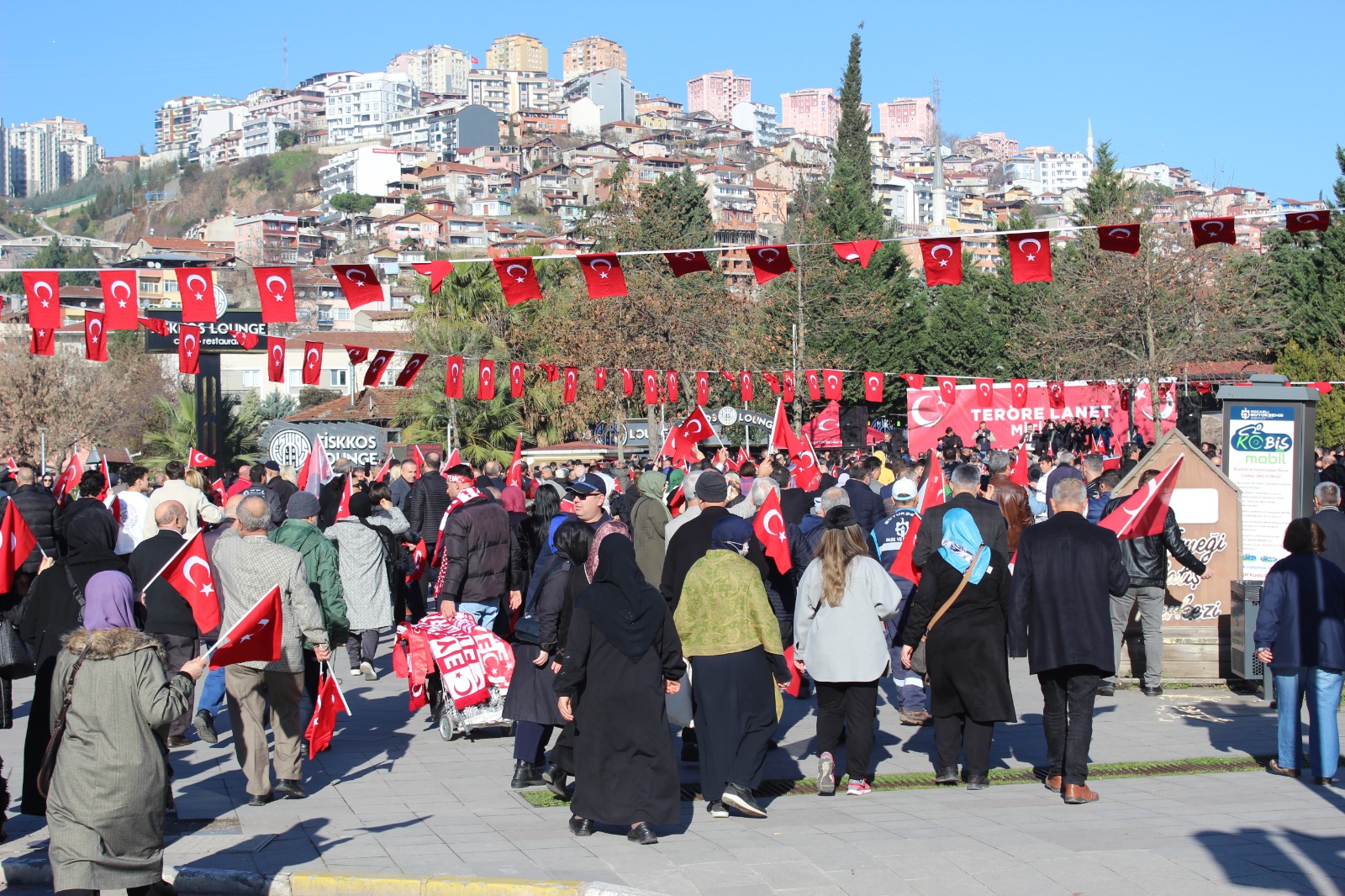 Binlerce kişi Türk Bayrakları ile yürüdü... Kocaeli teröre karşı tek yürek! - Resim : 1