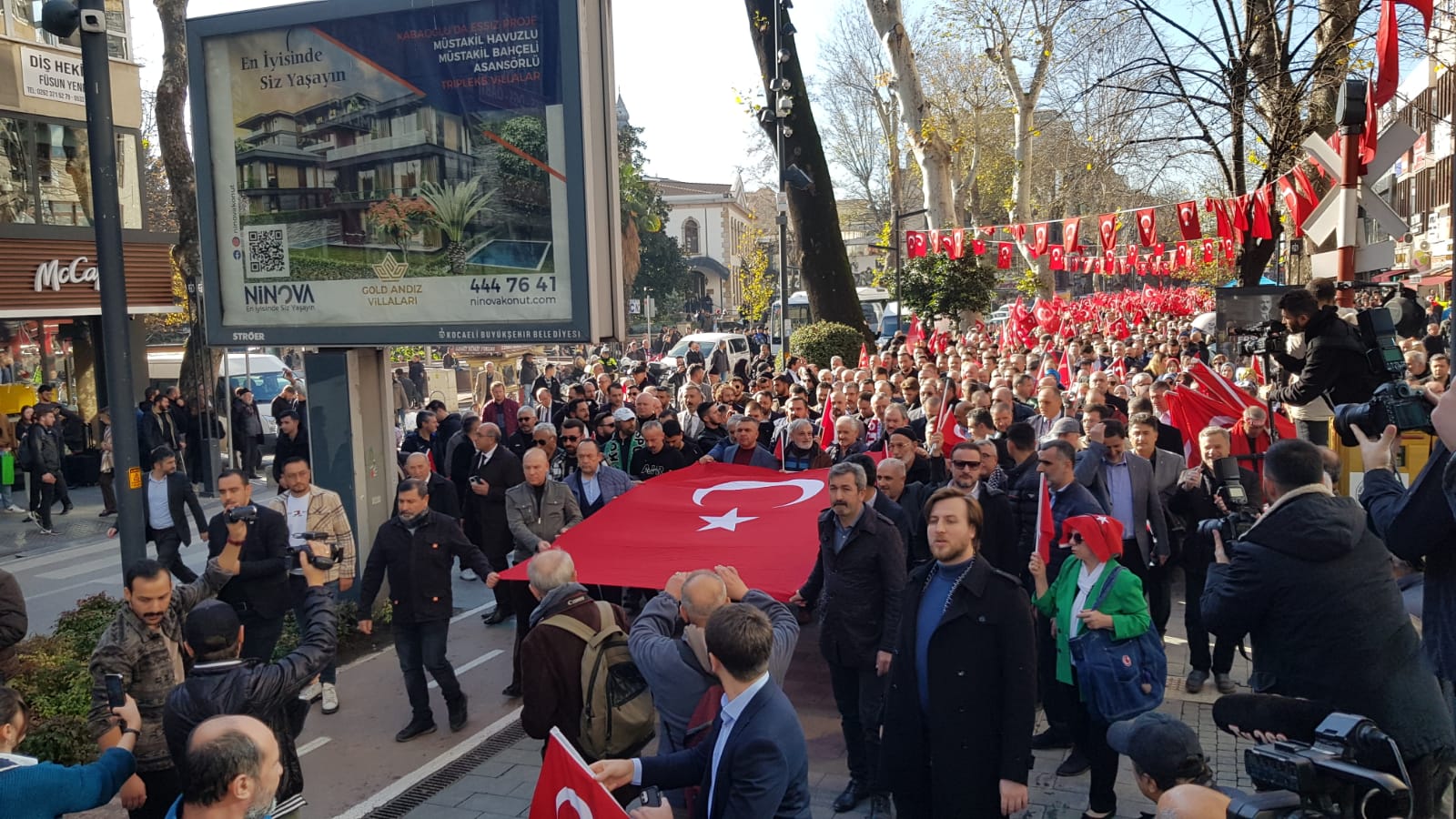 Binlerce kişi Türk Bayrakları ile yürüdü... Kocaeli teröre karşı tek yürek! - Resim : 20