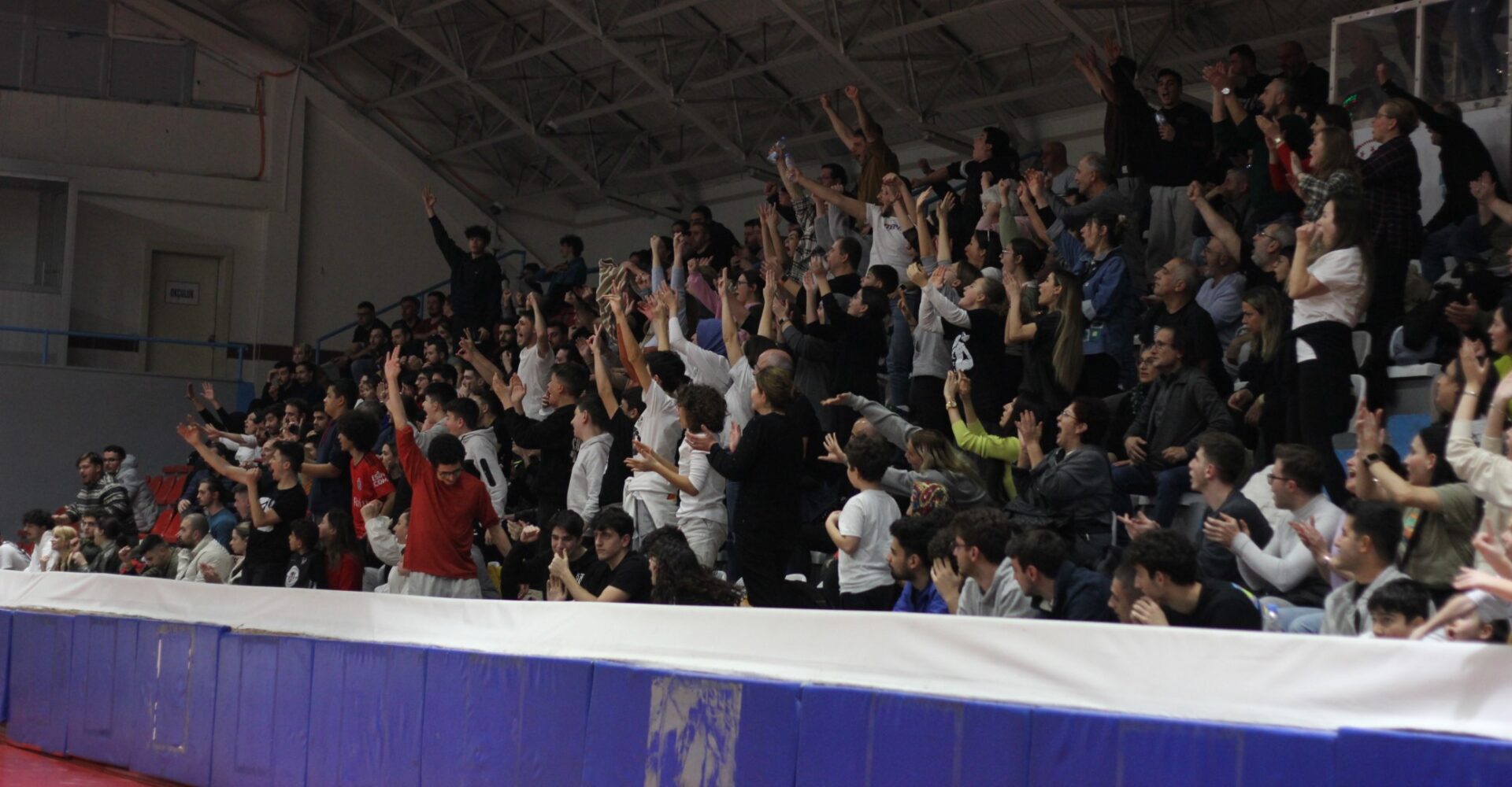 Büyüklerin en büyüğü İzmit Akademi! “86-76” - Resim : 2