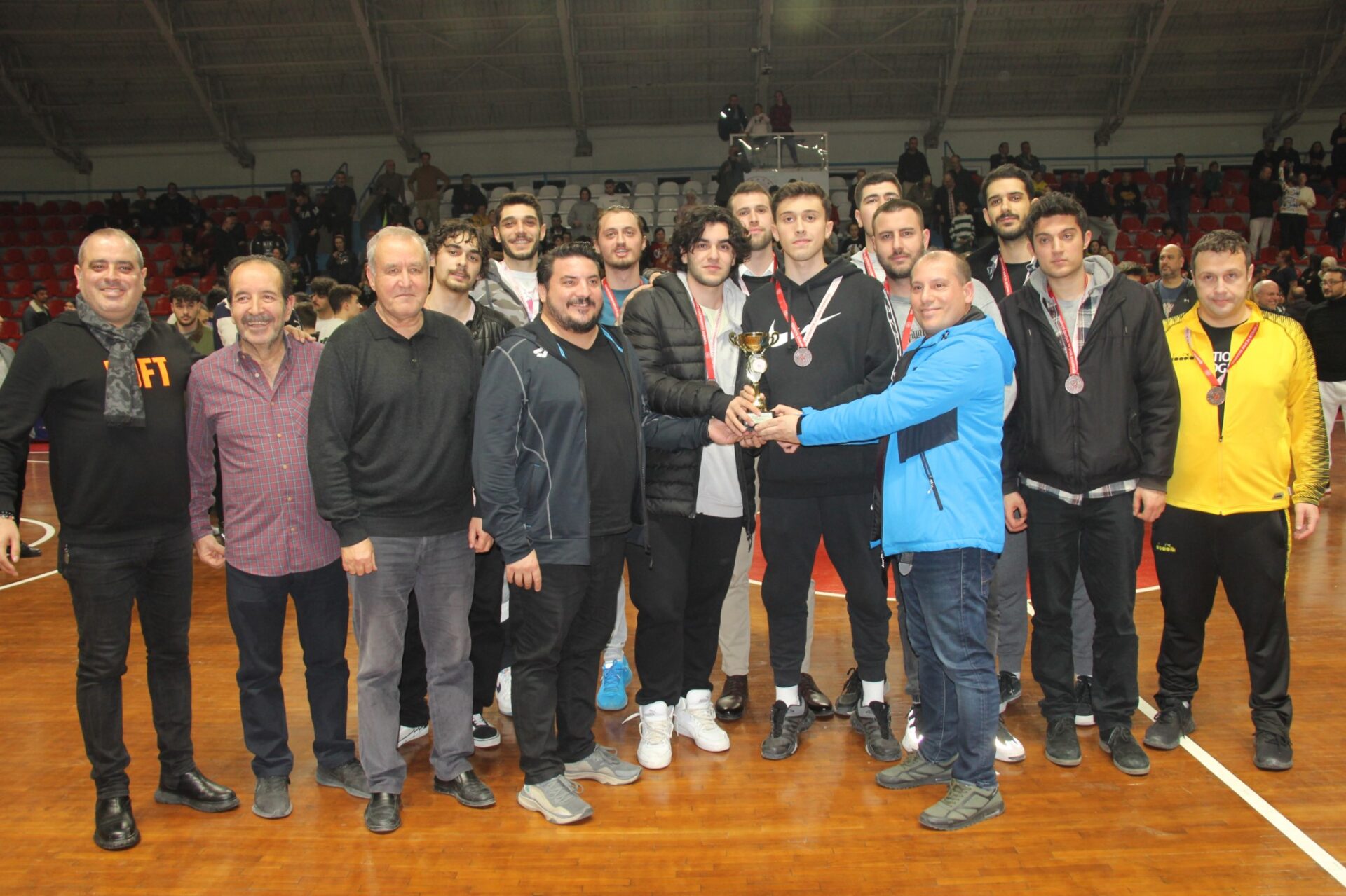 Büyüklerin en büyüğü İzmit Akademi! “86-76” - Resim : 10