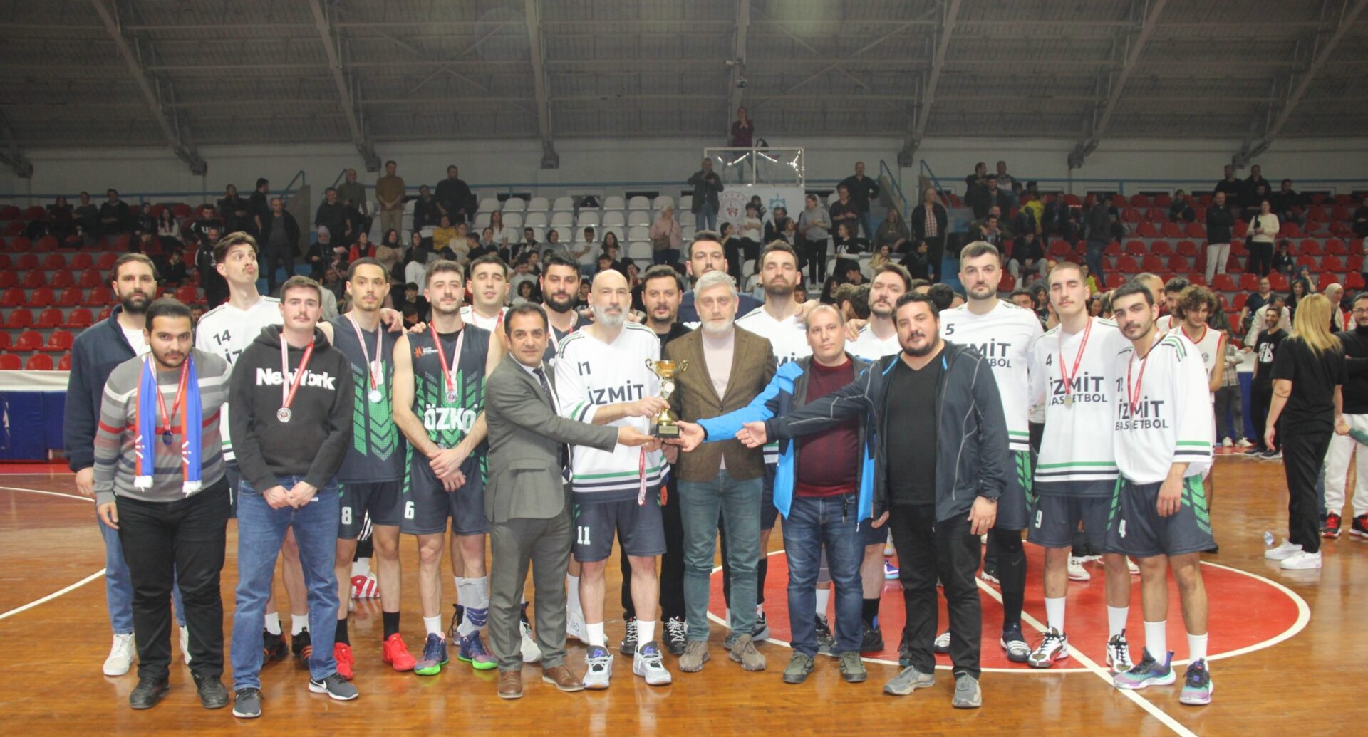 Büyüklerin en büyüğü İzmit Akademi! “86-76” - Resim : 5