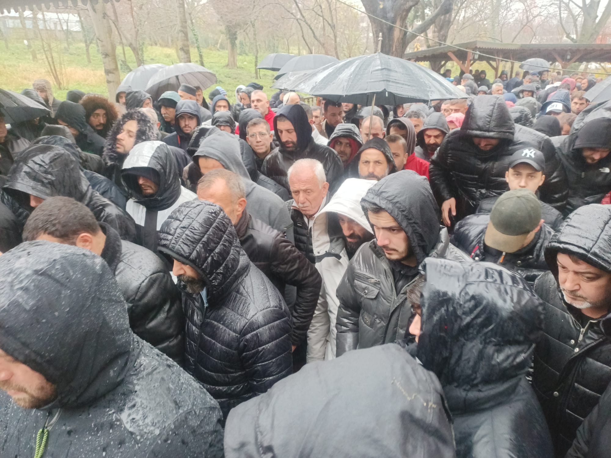 Halil Topçu gözyaşlarıyla son yolculuğuna uğurlandı - Resim : 2