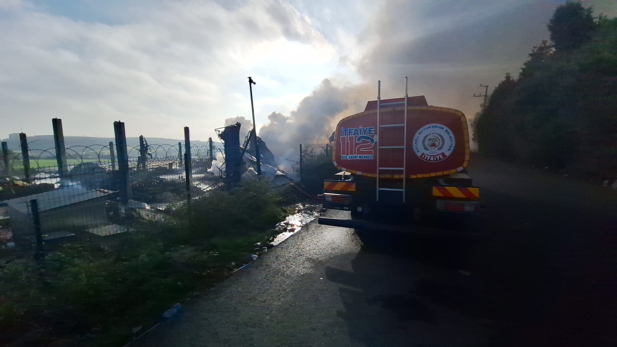 Fabrika yangınında soğutma çalışmaları sürüyor - Resim : 2