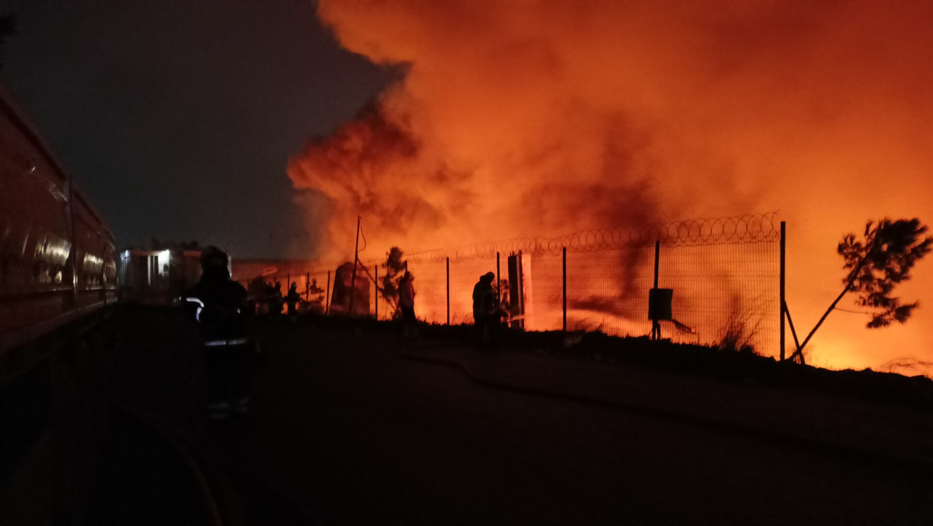 Gebze'deki palet fabrikasında büyük yangın: Diğer fabrikalara da sıçradı - Resim : 8