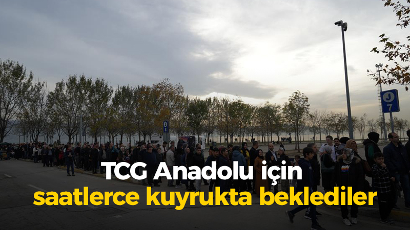 TCG Anadolu  için saatlerce  kuyrukta beklediler