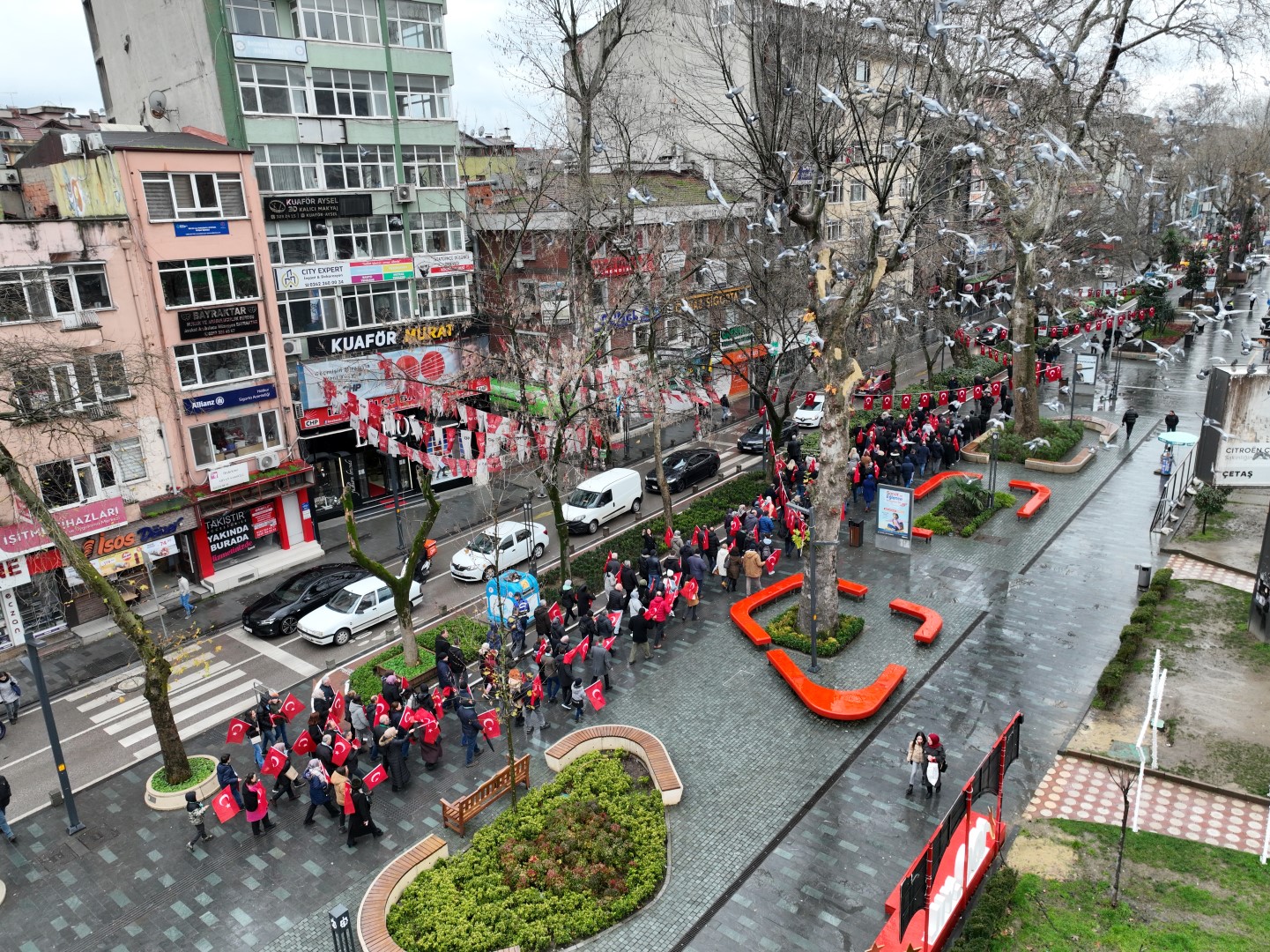 Direniş anıtına karanfil bırakıldı - Resim : 6