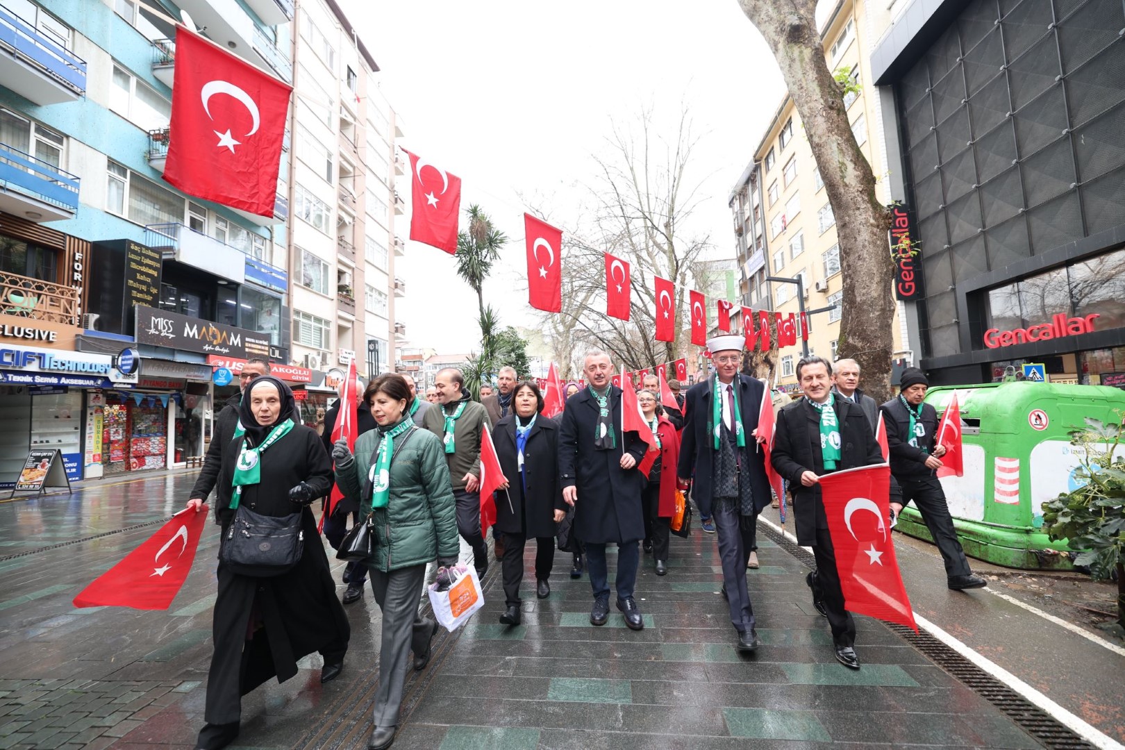 Direniş anıtına karanfil bırakıldı - Resim : 7