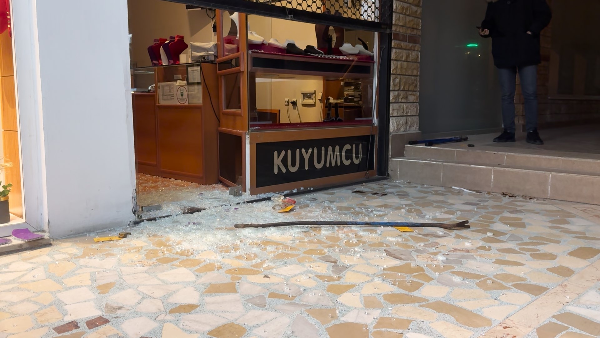 Saniyeler içinde kuyumcuyu boşalttılar - Resim : 3