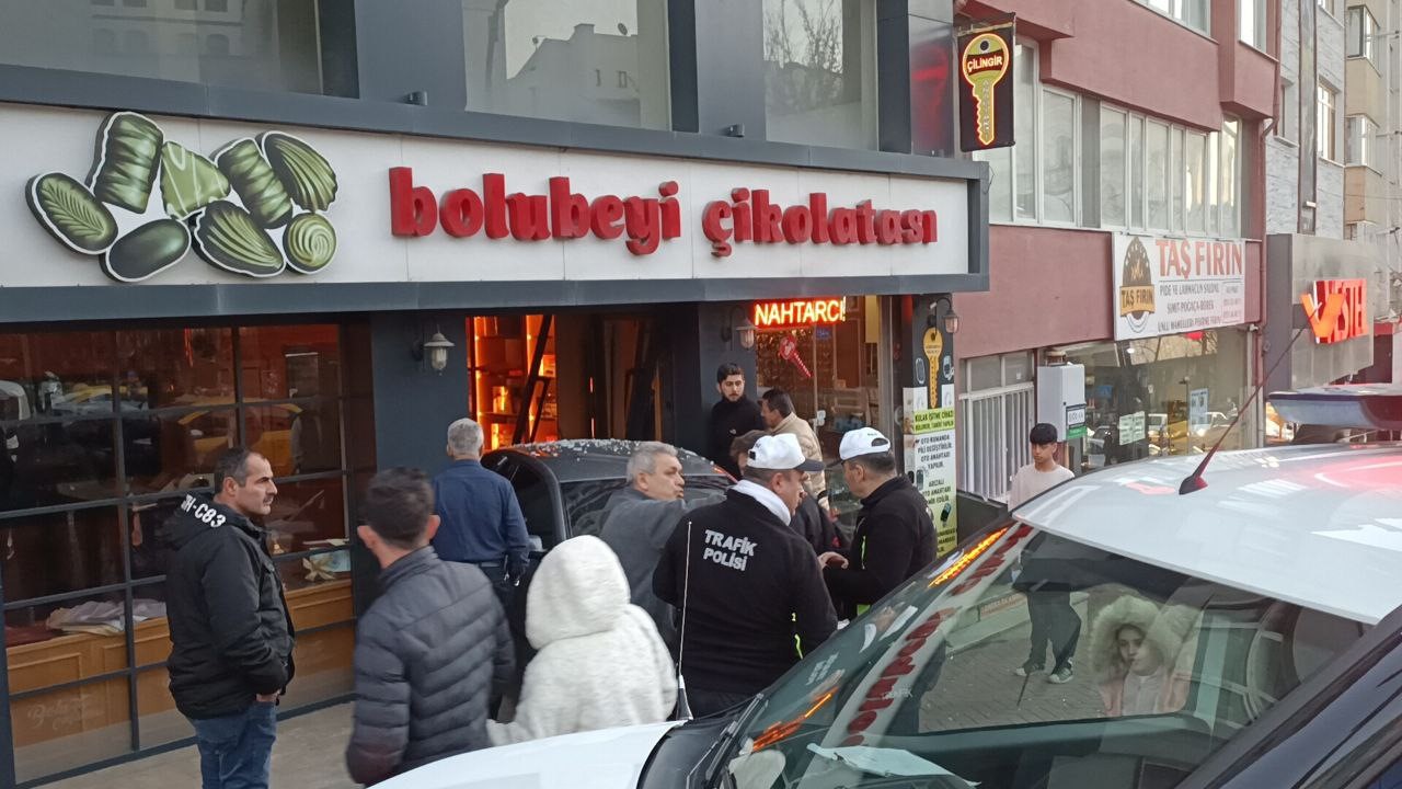 Freni boşalan araç, çikolata dükkanına daldı - Resim : 1