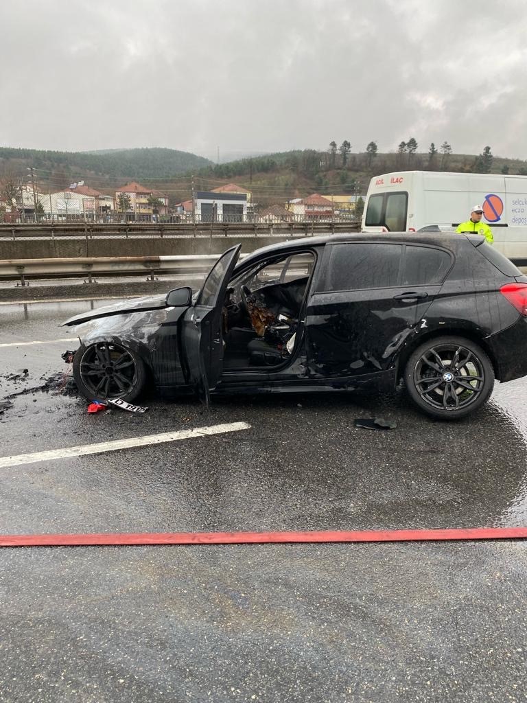 Feci kazada otomobillerden biri kül oldu! - Resim : 3