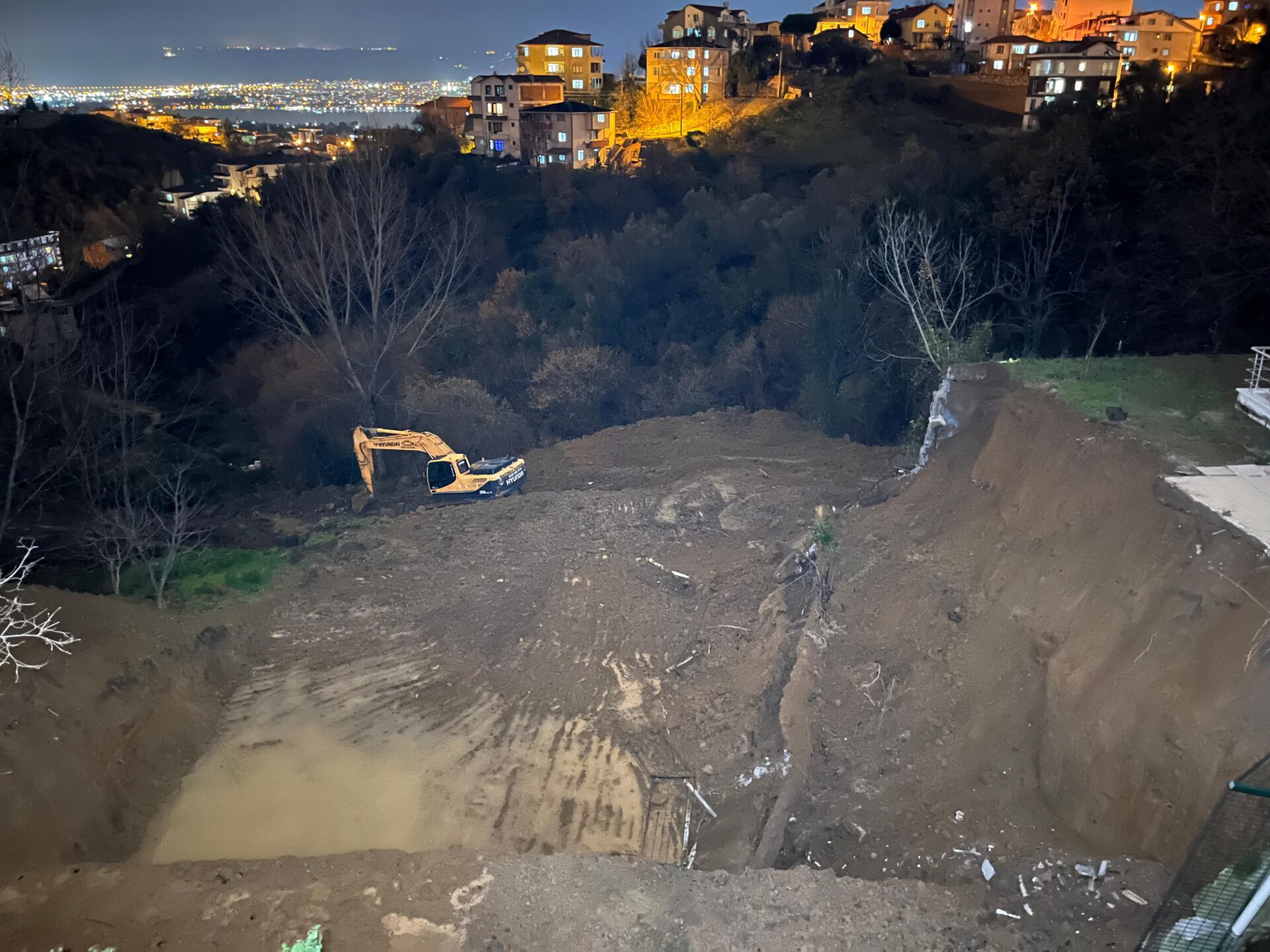 Kocaeli haber - Gölcük'te toprak kaydı, 5 katlı binayı tahliye ettiler - Resim : 1