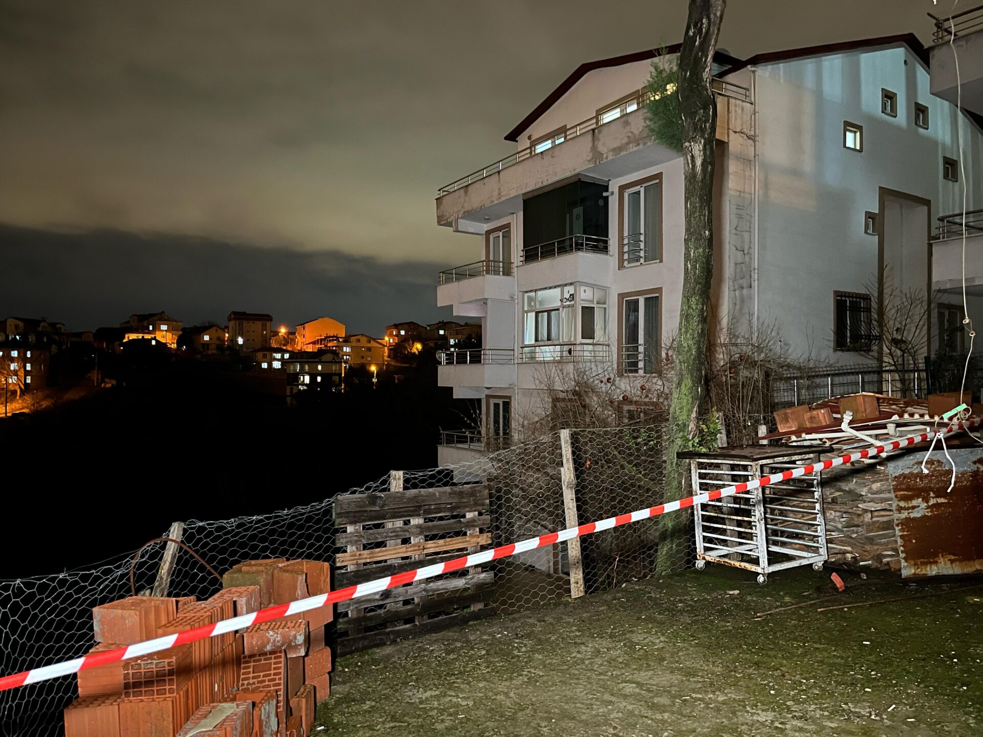 Kocaeli haber - Gölcük'te toprak kaydı, 5 katlı binayı tahliye ettiler - Resim : 3