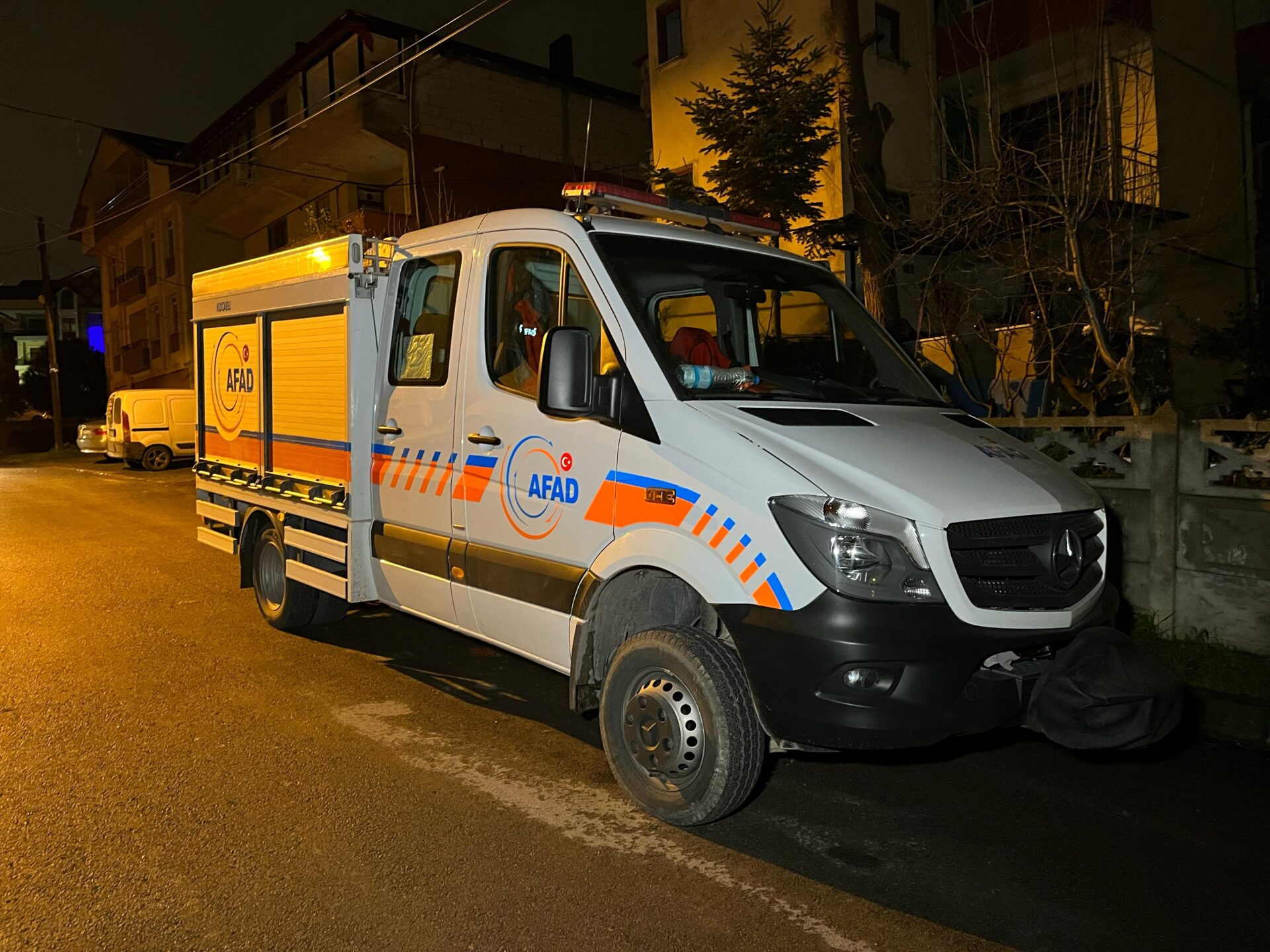 Kocaeli haber - Gölcük'te toprak kaydı, 5 katlı binayı tahliye ettiler - Resim : 2