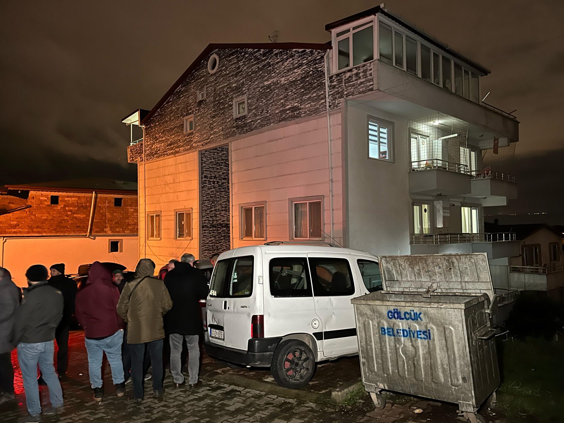 Kocaeli haber - Gölcük'te toprak kaydı, 5 katlı binayı tahliye ettiler - Resim : 4