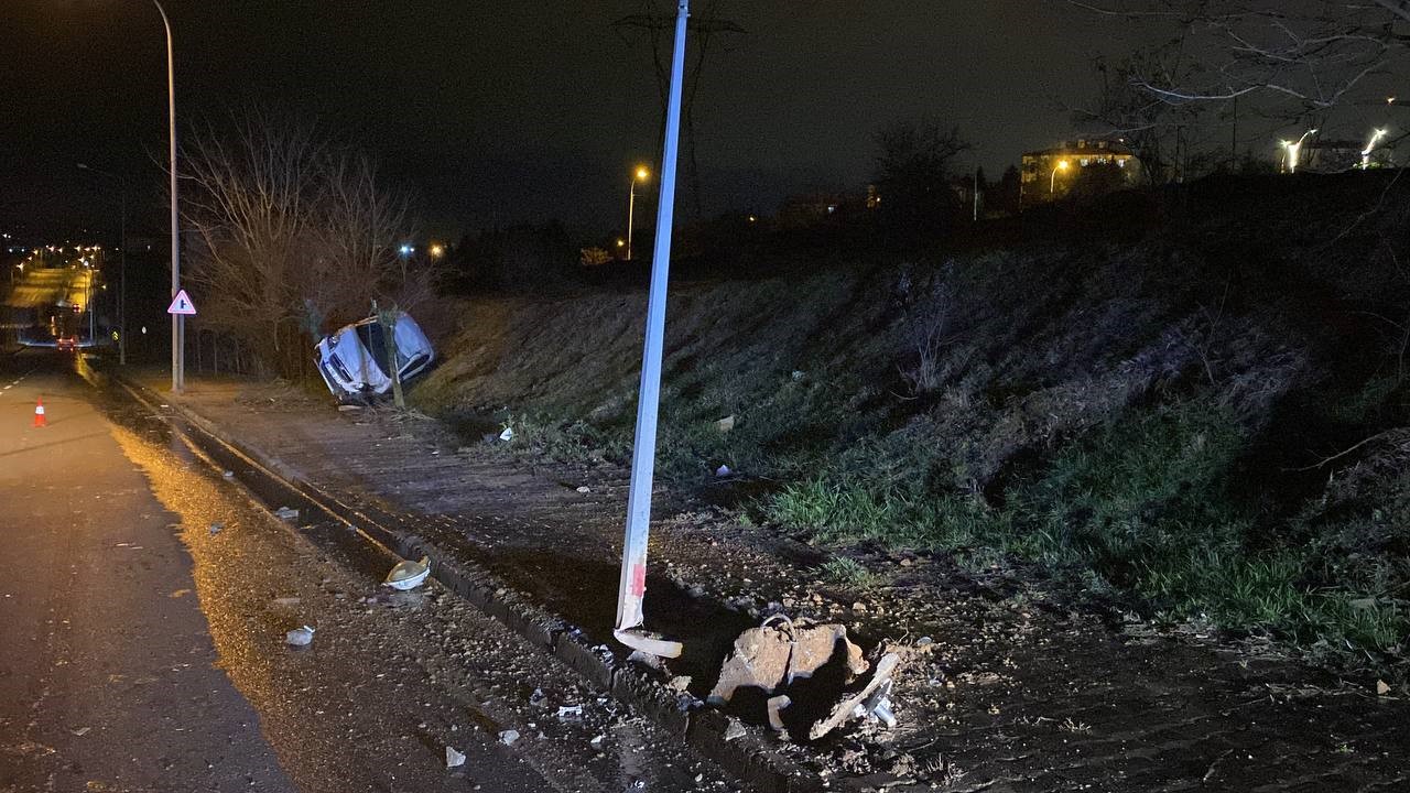 Kocaeli haber - İzmit'te ehliyeti alınan sürücü takla attı: 1 kişi yaralandı - Resim : 2