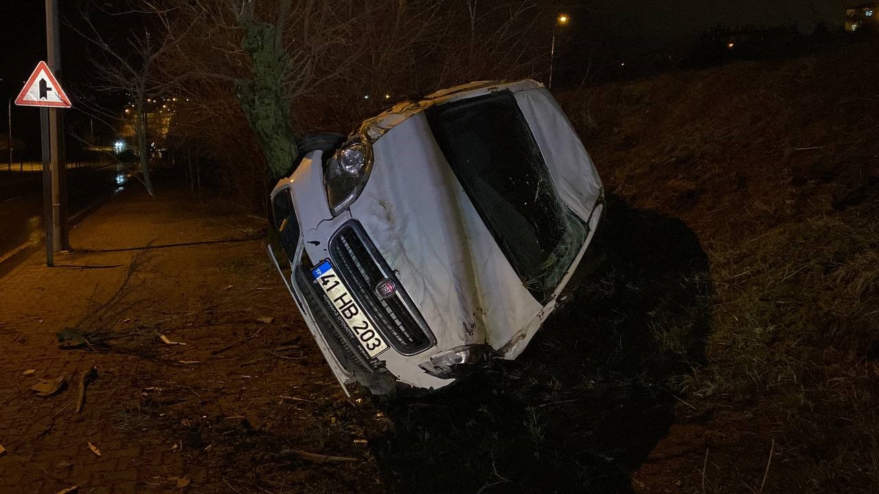 Kocaeli haber - İzmit'te ehliyeti alınan sürücü takla attı: 1 kişi yaralandı - Resim : 4