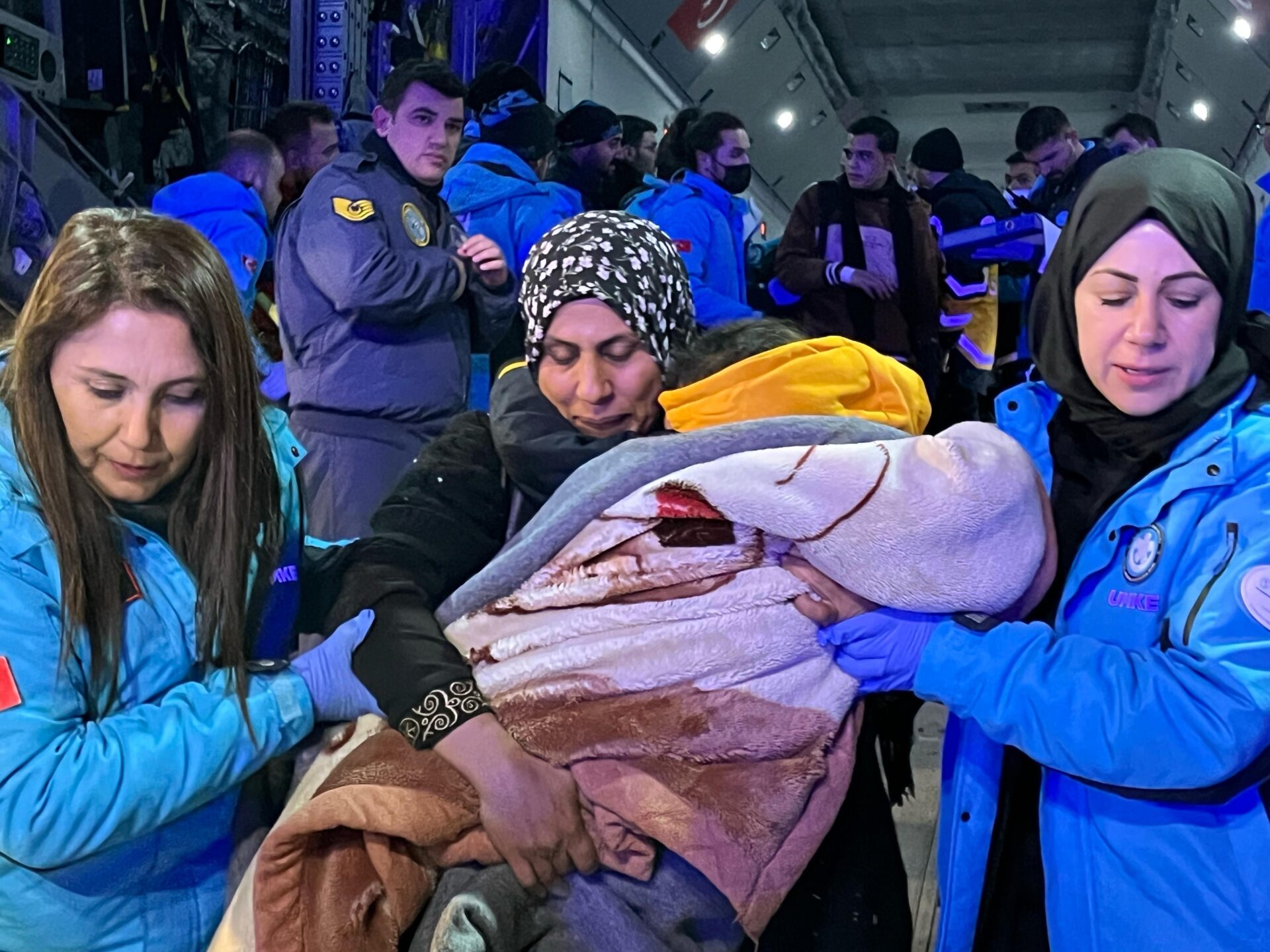 Gazze'den tahliye edilen hastalar Türkiye'ye getirildi - Resim : 1