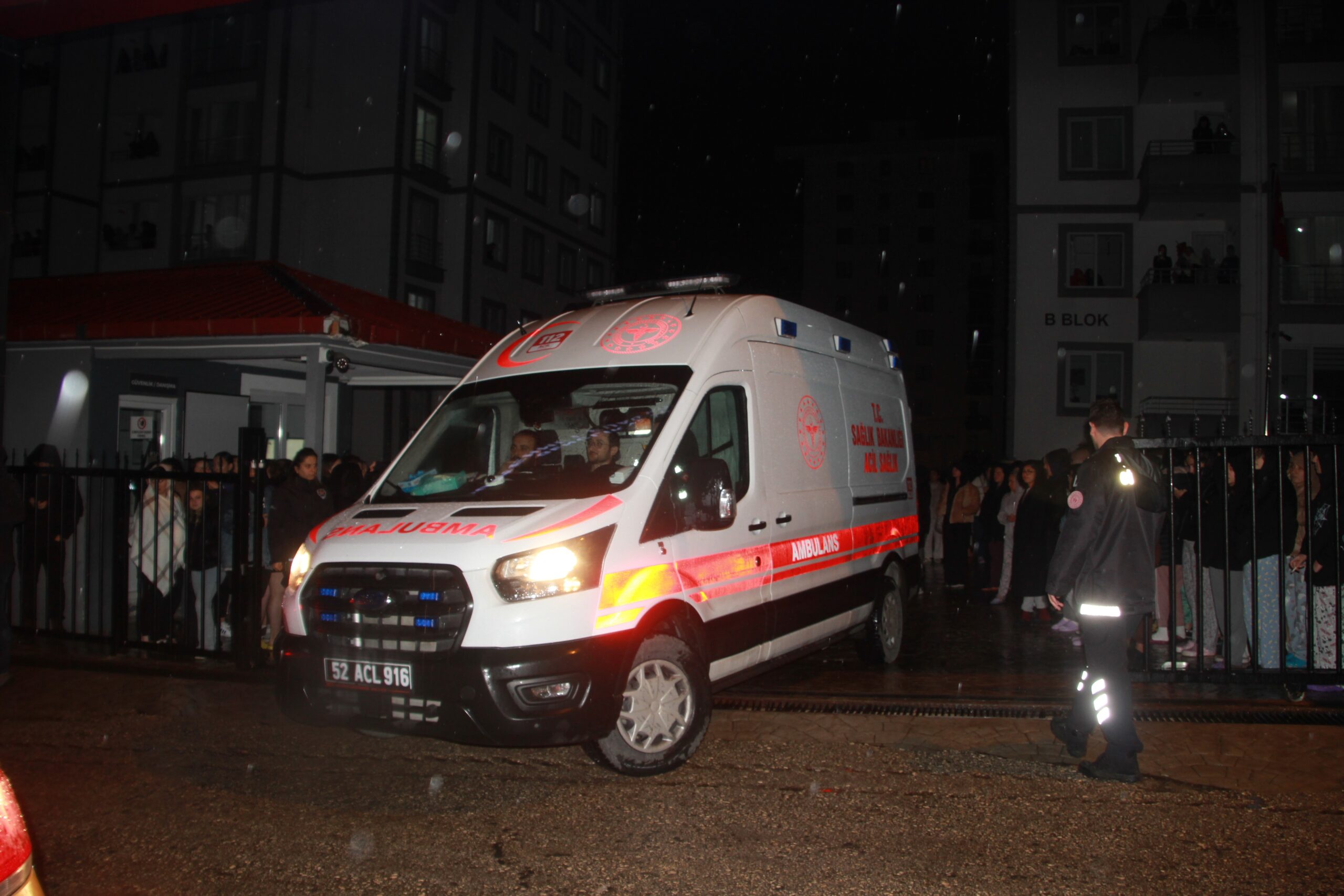 Öğrenci yurdunda asansör paniği! - Resim : 2