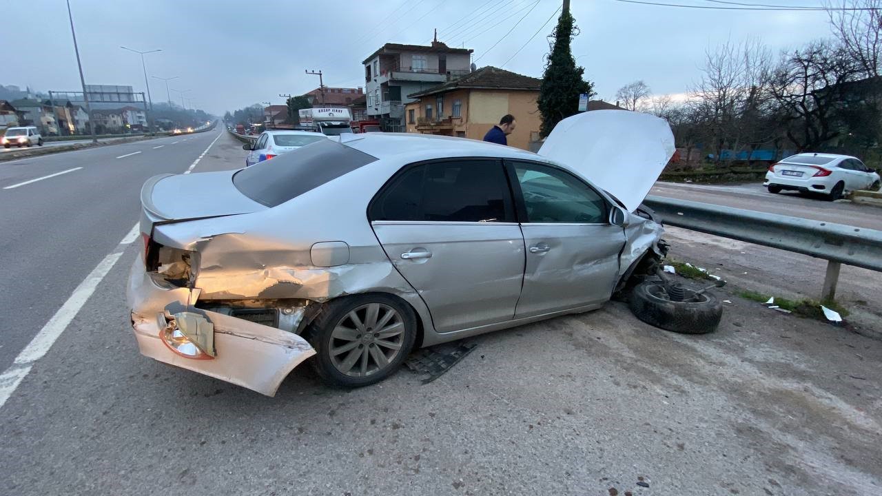 Kocaeli haber - Köpeğe çarpmamak için kaza yaptı: 3 yaralı - Resim : 4