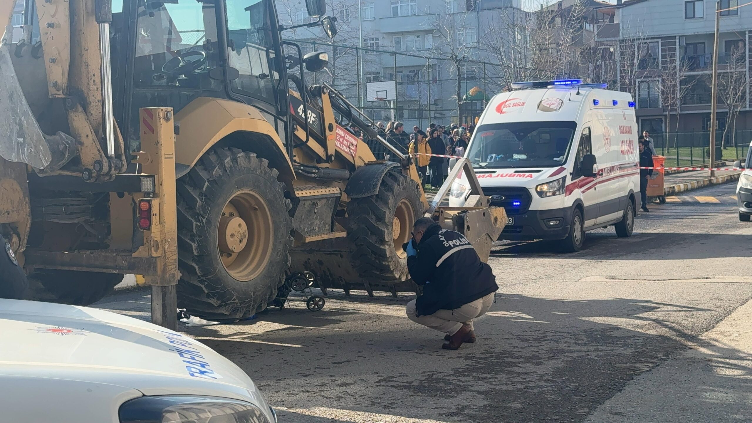 Anne ve 2 çocuğu iş makinesinin altında kaldı! - Resim : 6