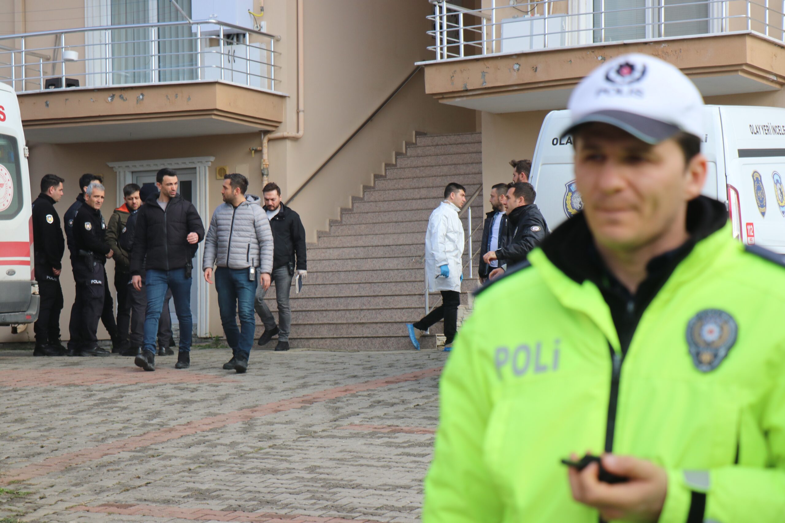 Komşuda polis cinneti: 3 ölü - Resim : 5